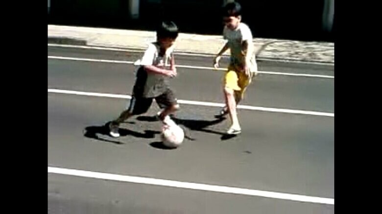 ブラジルで現地の子どもを相手に一対一の勝負を仕掛ける中村敬斗（当時8歳）