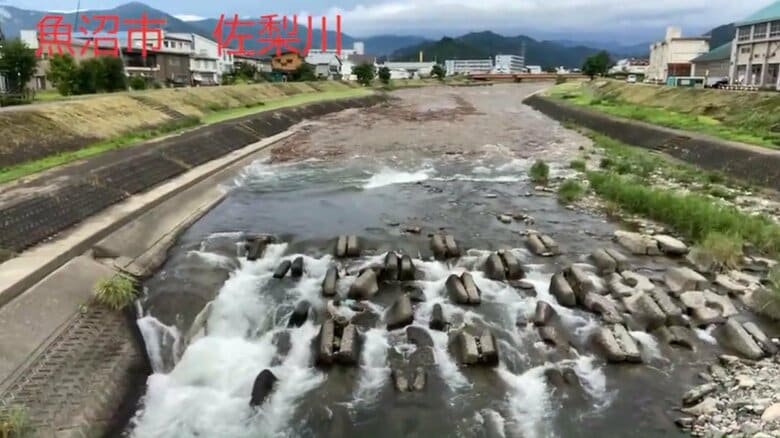 数秒後に状況は一変。河川が濁流に変わる瞬間だ