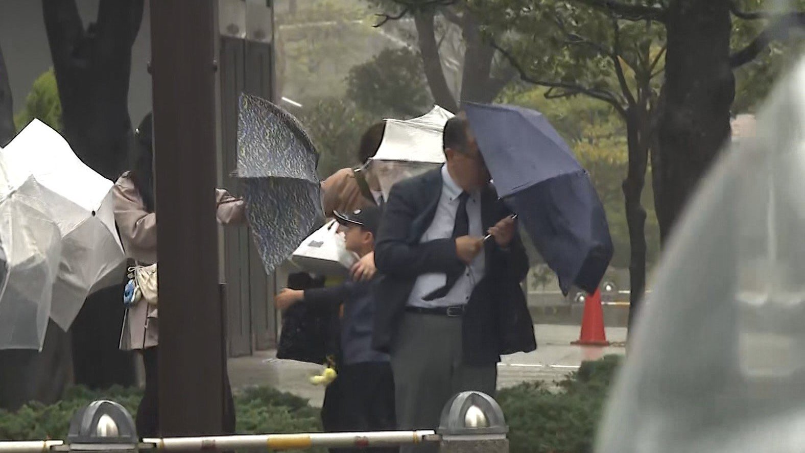 「あすにかけて嵐襲来」竜巻・突風・落雷・暴風・強雨の恐れ　一転、土曜日は夏を思わせる暑さに　早くも熱中症に注意