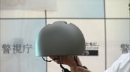 「髪形が崩れる」不満を解消！青山学院大学生が片手で外せるヘルメット開発　自転車のヘルメット着用を呼びかけ