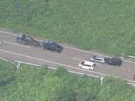 小学生位とみられる子供含む7人ケガ…高速道路のトンネルで乗用車が前の車に追突 5台絡む玉突き事故に