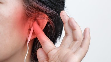 テレワークでの「イヤホン使用」で耳トラブル増加?投稿した耳鼻科医に危険な兆候と対処法を聞いた
