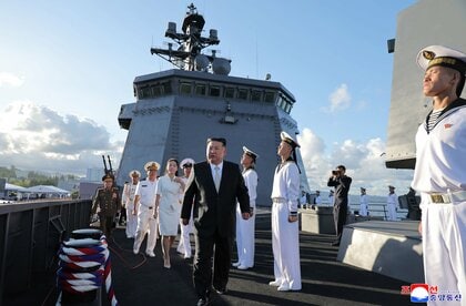 北朝鮮の新型駆逐艦「姜健」就役　去年の進水式で横転し金正恩氏が激怒　「核戦力の一部」と強調