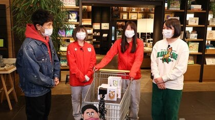 一番欲しいものはドリンクグッズ!? 村瀬心椛、岩渕麗楽、西矢椛が蔦屋家電でおねだり