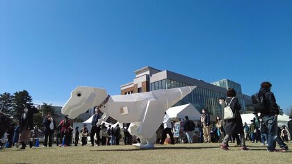 ゆるキャラ風だけど迫力ある動き…段ボール恐竜「シロ」が話題に　工作作家がコロナ禍に制作【石川発】