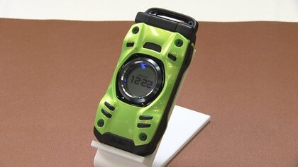 KDDI 独自の「タフネスケータイ」を復活 防水機能や“クマ鈴”ブザー音などアウトドア機能