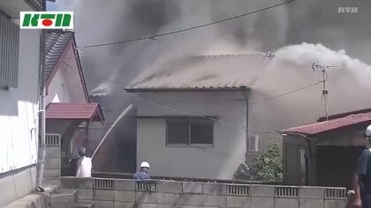 「平屋の家が燃えている」佐世保市で住宅2棟全焼