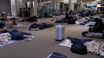 あすにかけ北日本中心に猛吹雪の恐れ 新千歳空港126便欠航…利用客約900人が空港で一夜