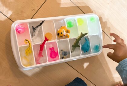 “お風呂に入りたがらない子ども”に母親のアイデアが秀逸! 手作りの「おもちゃ入り氷」は効果てきめん