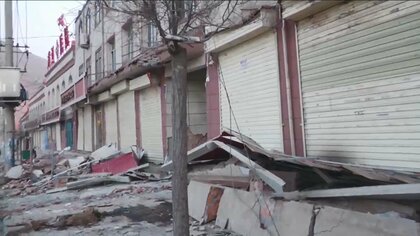 「もう住めない」壁に複数のひび　“耐震対策なし”崩壊した建物も…迫る“72時間”氷点下で続く救助活動【中国・甘粛省地震】