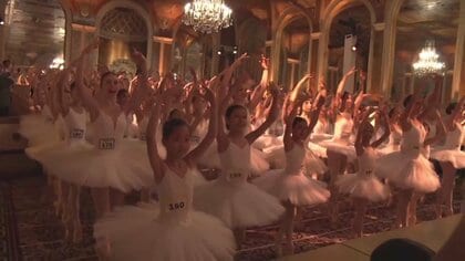 “同時つま先立ち”ギネス記録に挑戦　国際コンクールを前にバレエダンサーたちが挑む　日本人の少女たちも参加　米・NY