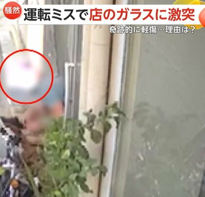 バイク暴走し猛スピードでガラスに激突「救急車を呼べ！」通行人が服脱ぎ包帯代わりに処置　救急車駆けつけ騒然…トルコ西部