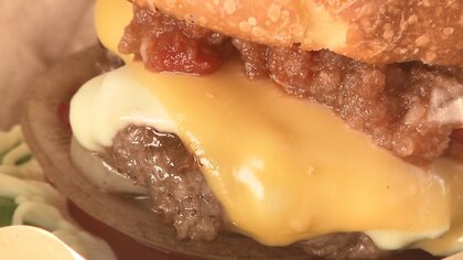 牛肉100%の分厚いパテに地元野菜がぎっしり　町の魅力を凝縮したこだわりバーガー【宮崎発】