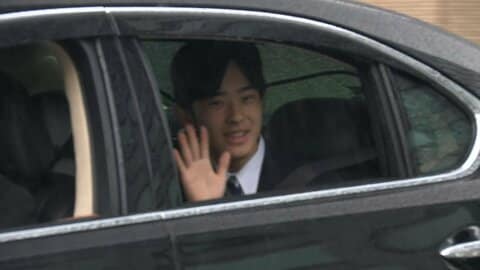 悠仁さま20歳の誕生日　天皇皇后両陛下に挨拶へ　雨の中、祝福の声に窓を開けて笑顔で手を振られる