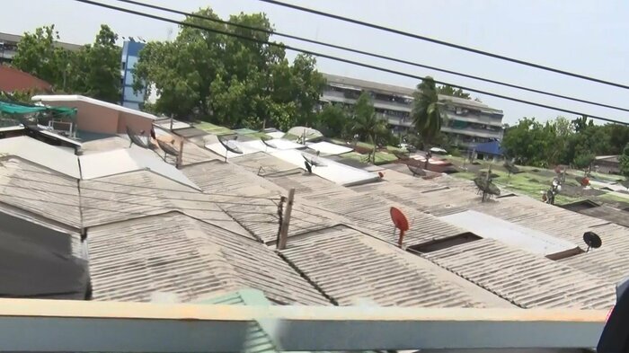 居住空間が密な巨大スラム 都心部から数キロのところに8万人が住んでいる
