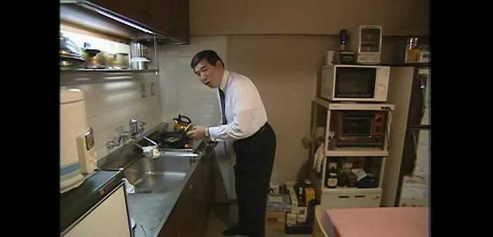 記者に目玉焼きを作る石破氏 2002年