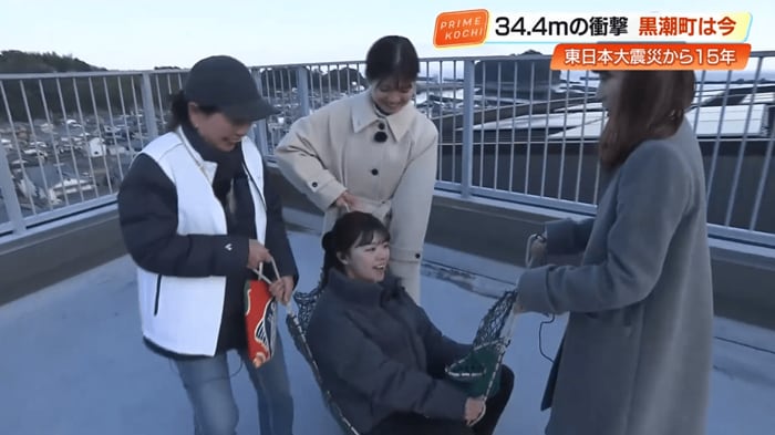 漁師網を使った町民の手作り担架