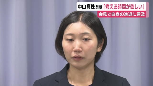 8日午前、会見に臨んだ中山真珠 静岡県議(28)