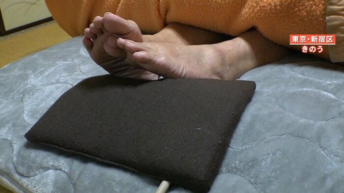 電気あんかで足元を暖める