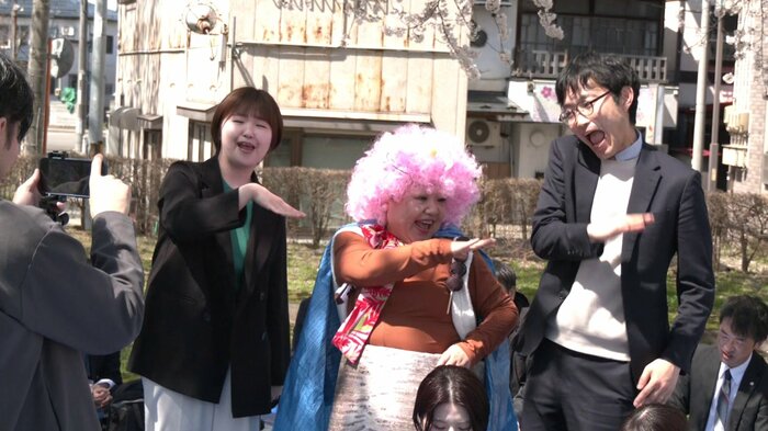 昼休み中の市役所職員も楽しみながら撮影に協力