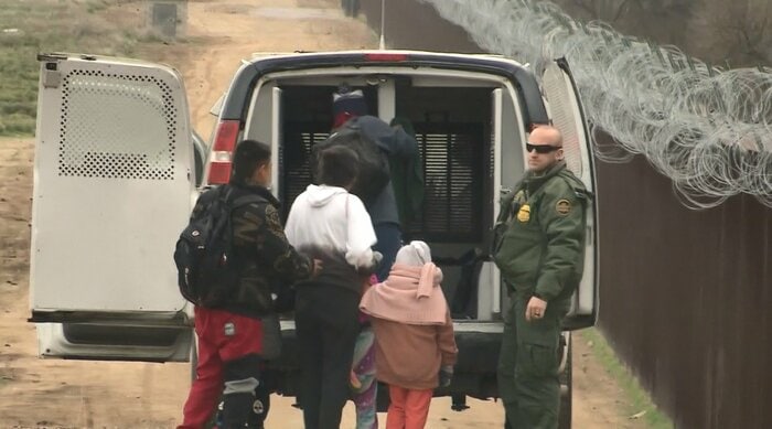 1分ほどで国境警備隊の車に乗せられた