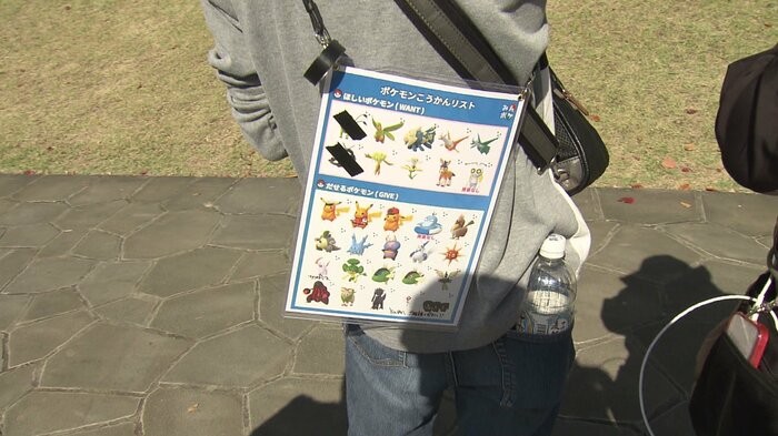 背中にカードが…