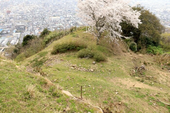 山上ノ丸の北側の出丸。眼下に見えるのは鳥取市街