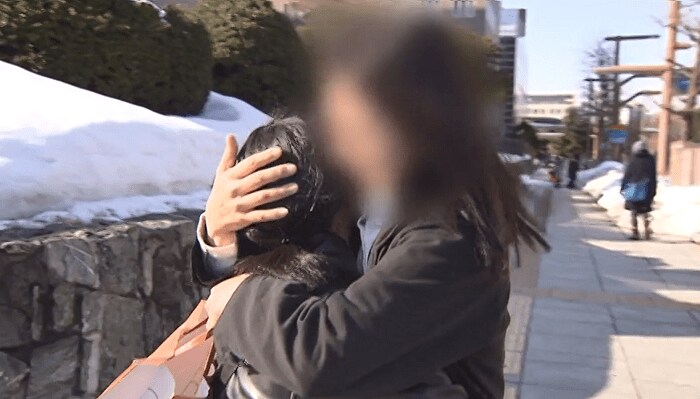 ななみさんを抱きしめるアキさん