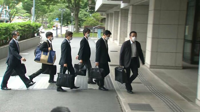 奈良県警に到着した警察庁の検証チーム(14日)