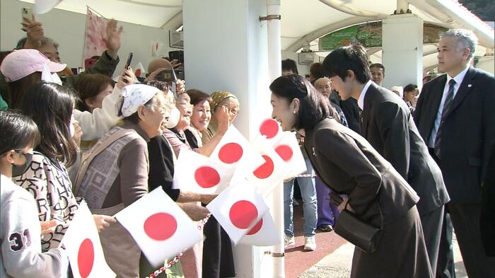 岡田港で島民らの歓迎に応えられる紀子さま・悠仁さま