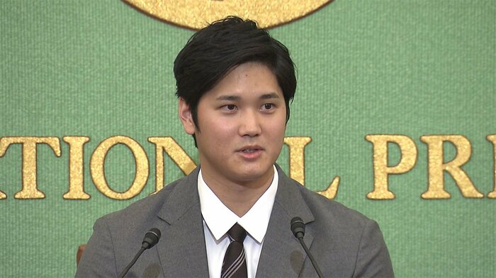 外国人記者クラブで会見する大谷翔平選手