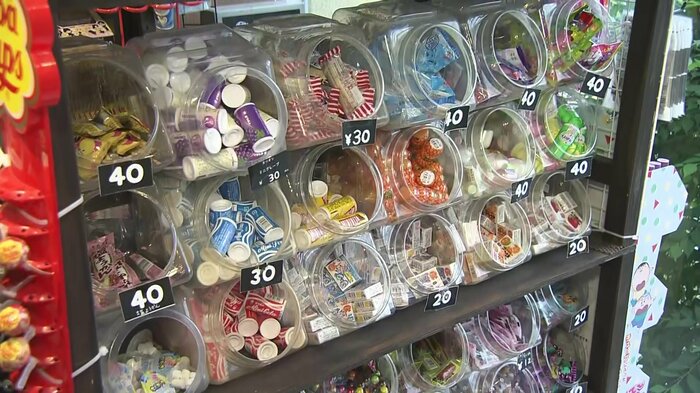 約1,500種類の駄菓子を取り扱う