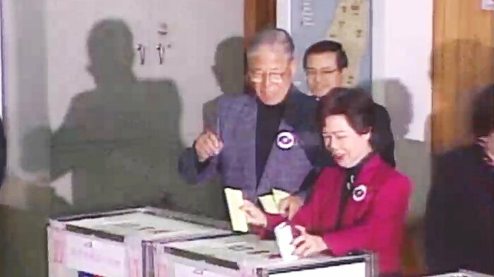 李登輝総統1996年に住民による総統直接選挙を実現させ、国民党の独裁が続いていた台湾で民主化を進めた