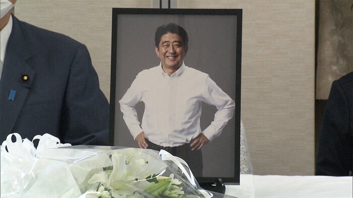 安倍派総会会場に飾られた安倍元首相の遺影