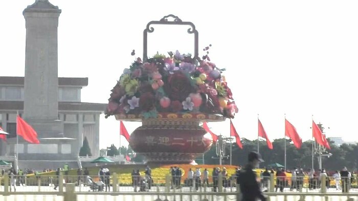 北京の天安門広場に設置された大きな花の飾り付け