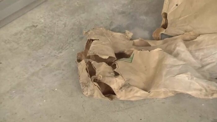 クマが荒らした米ぬかの袋