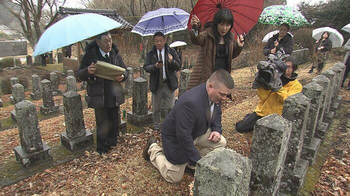 工藤さんの墓を訪れたクリスさん