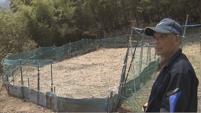 斜面を平らにした場所で証言する宮下さん