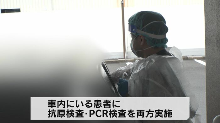 診療を中断し、防護服を着て対応する小泉院長