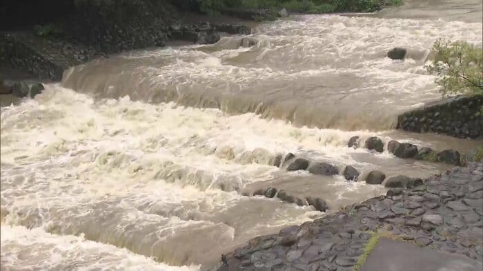 神奈川・箱根町の川は普段よりかなり増水していた