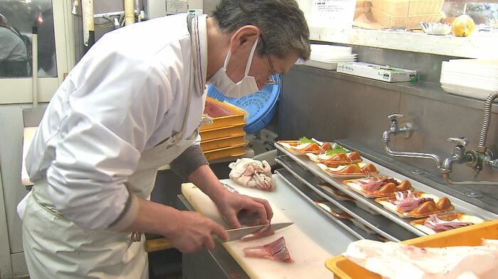 店主の阿部さんは鮮魚の担当