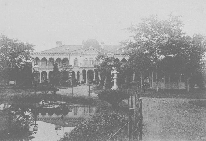 鹿鳴館（国立国会図書館「錦絵と写真でめぐる日本の名所」より）