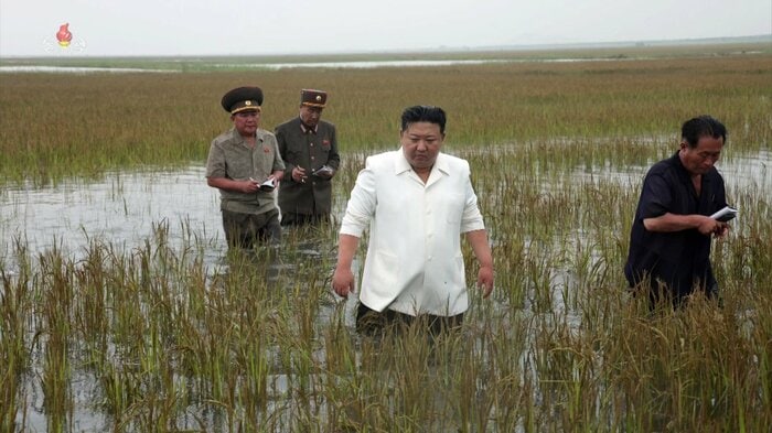 自ら冠水した現場に入る金正恩総書記