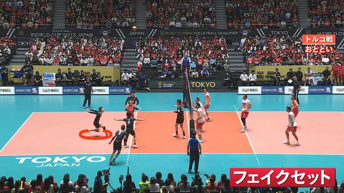 バックアタックを打つかのような体勢に入る髙橋藍選手