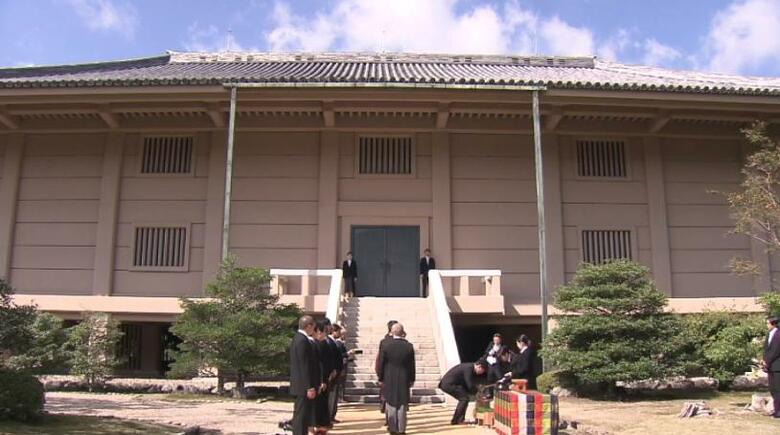 正倉院で「開封の儀」　年に一度扉の封印を解き宝物の点検や調査を実施　中には聖武天皇ゆかりの品やシルクロード経て伝わった工芸品など約9,000の宝物｜FNNプライムオンライン
