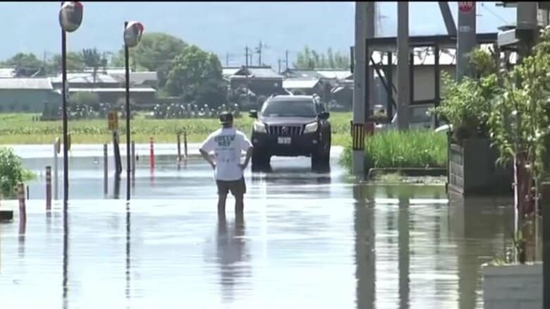 「全部パーやね…」観測史上最大の雨で住宅が浸水 35度超えの猛暑の中…復旧作業に汗 福井・勝山市で“2カ月分”の雨|FNNプライムオンライン