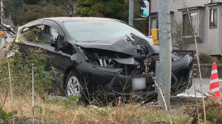 車が信号機に衝突　助手席の女性が意識不明、ドクターヘリで搬送　運転していた80代男性は会話ができる状態　警察が事故の状況調べる　長野・高森町｜FNNプライムオンライン