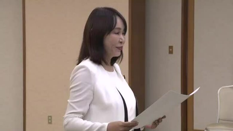 参議院選挙で4度目の当選を果たした森雅子さんに当選証書「しっかり受け止め次の6年も頑張る」｜FNNプライムオンライン