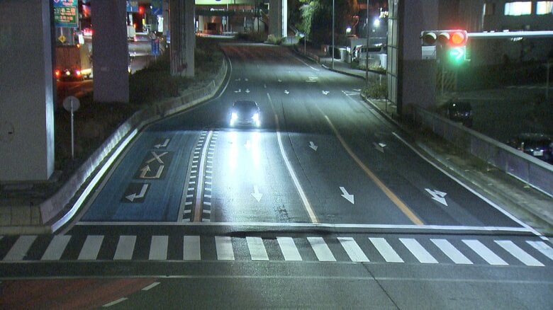 夜の国道を高速で走る軽自動車が…パトカーが赤色灯つけ追跡も乗用車2台に衝突しながら逃走 2人が乗車か｜FNNプライムオンライン