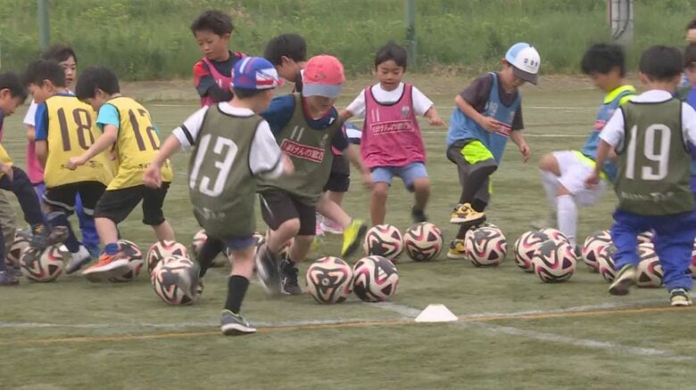 FC岐阜による「こどもサッカー教室」小学生約30人がコーチ指導のもとシュートやドリブルに挑戦｜FNNプライムオンライン